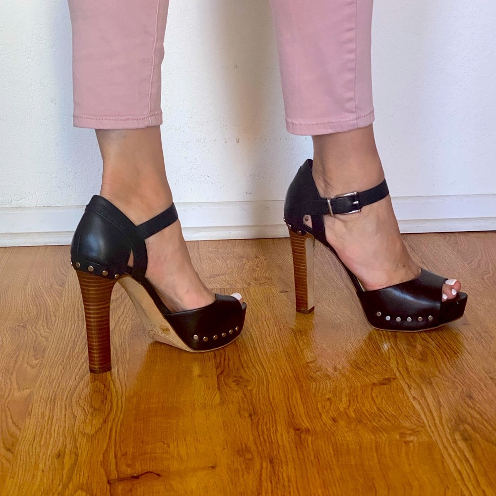 Black Vince Camuto platform. Size 8.5 or 38.5. Excellent condition.